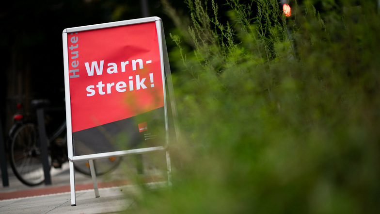 Auf die Menschen in Deutschland kommen neue Warnstreiks im öffentlichen Dienst zu. Erste Ausstände in einzelnen Regionen beginnen an diesem Dienstag.