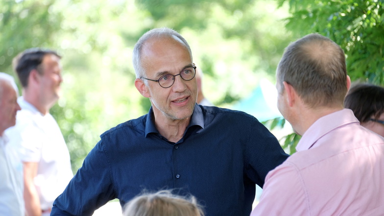 Schulleiter Bert Xylander begrüßte Kooperationspartner und Staatsminister Wolfram Günther an der Blühwiese.