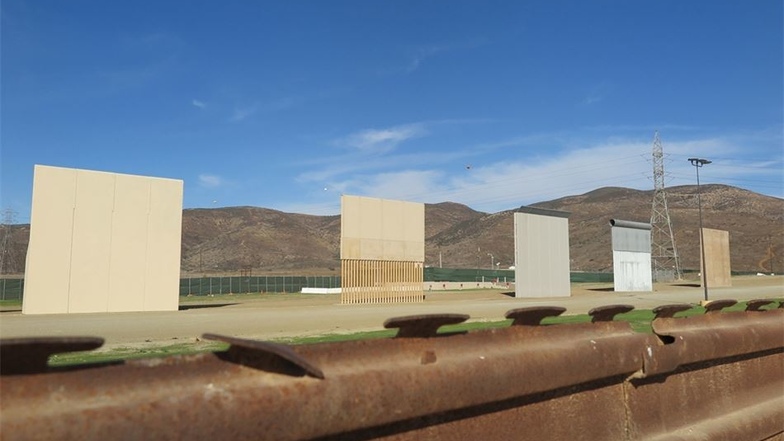 Über den bisherigen Grenzzaun sind von Mexiko aus fünf der rund neun Meter hohen Prototypen der Mauer zu sehen, die US-Präsident Trump an der Grenze errichten will.