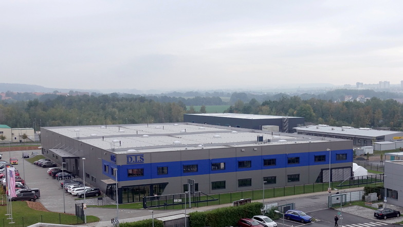 D.I.S-Firmengebäude in Pirna: Ein Forschungs- und Entwicklungscampus mit angeschlossener Präzisionsfertigung.