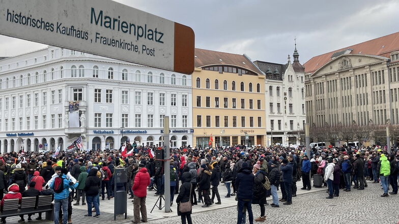 In der Spitze bis zu 2.400 Teilnehmer zählte die Polizei am Sonntagnachmittag bei Versammlung auf dem Marienplatz und anschließendem Aufzug gegen die Corona-Maßnahmen durch die Görlitzer Innenstadt.