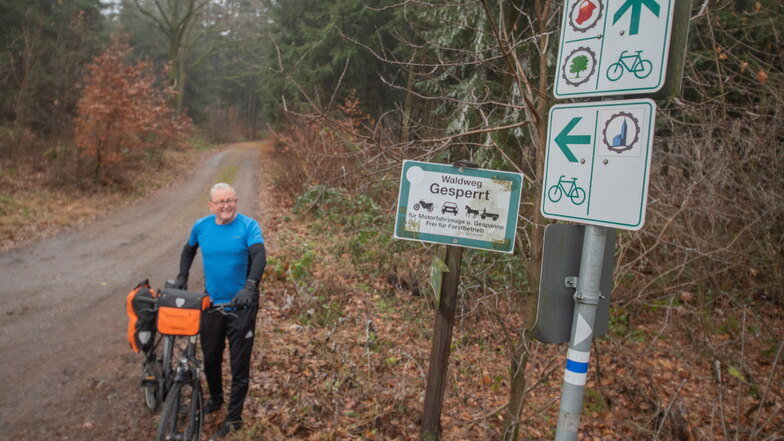 Die Beschilderung der Rad- und Wanderwege am Schwarzenberg in Elstra wurde bereits verbessert. Wolfgang Deißler aus Kamenz ist dort manches Mal mit dem Rad unterwegs.