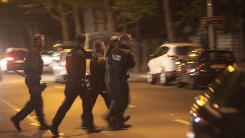 Ein rechter Demonstrant wird von der Polizei abgeführt.