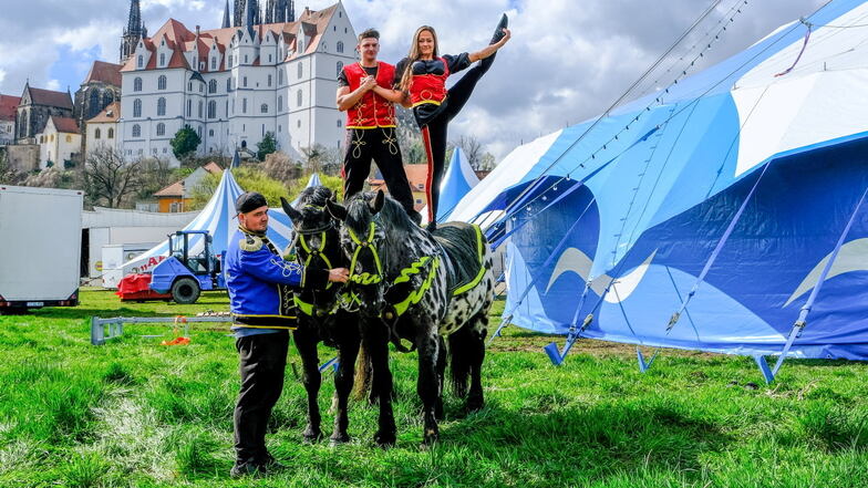 Kevin, Marlon und Sydney Schmidt (v.l.) mit den Norwegerpferden Duglas und Diamant vom Zirkus Aeros am Festplatz auf der Elbwiese in Meißen.
