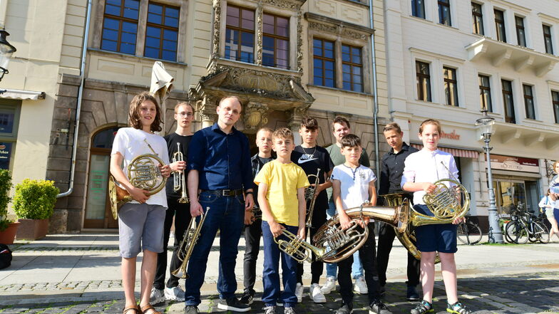 Die Blechbläserschüler der Kreismusikschule in Zittau mit ihren Lehrern Jan Sebastian Melzer (3. v. l.) und Lukas Steup (4. v. r.). In dieser Besetzung wird der Unterricht nach der Sommerpause wohl nicht mehr stattfinden.