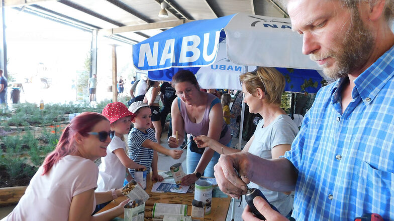 Christian Hoffmann und weitere Mitglieder der Regionalgruppe Weißwasser des Nabu sind auch in diesem Jahr mit Info- und Bastelstand dabei – wie zuletzt beim Tag der offenen Tür auf dem Truppenübungsplatz. Auch Insektenkeschern gibt es beim Fest am Brentan