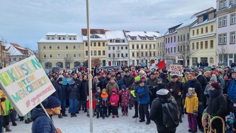 In Radeberg demonstrierten ca. 700 Menschen gegen rechts.