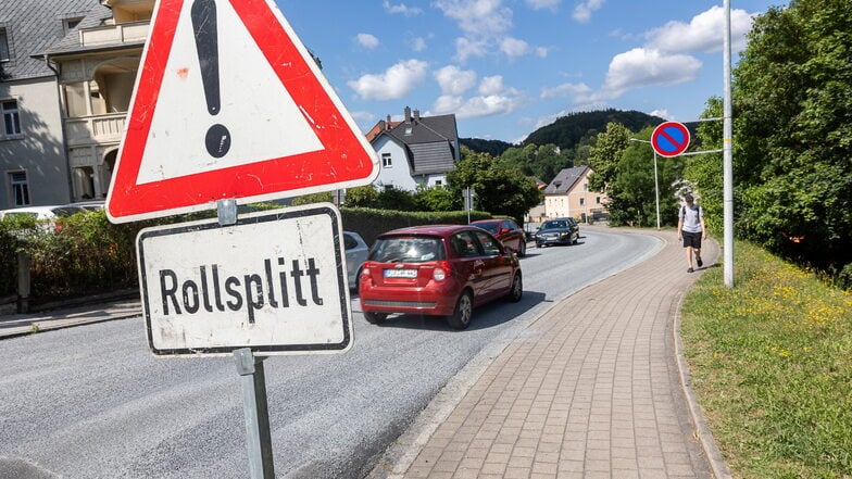 So wie im Sommer 2023 auf der Hainsberger Straße setzt Freital auch in diesem Jahr auf die Wirkung von Rollsplitt.