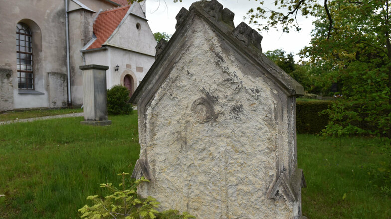 Der alte Friedhof neben der Kirche Possendorf. Viele kommunale und kirchliche Friedhofsträger bangen um die Zukunft alter Grabanlagen.