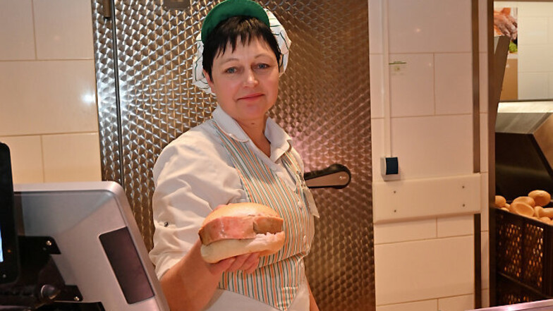 Für einen Euro geht bei Globus am Metzgergrill ein Fleischkäsebrötchen über die Theke, natürlich eingepackt. Natalie Wilke ist eine der Fachverkäuferinnen.