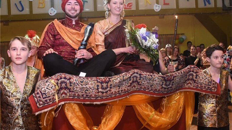Prinz Gandi der 1. und Prinzessin Vivien die 1. begrüßen das närrische Volk auf einem fliegenden Teppich.