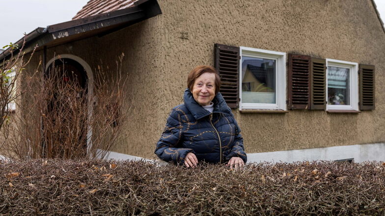 "Ich brauch' keinen Krieg mehr." Eva Wollmann, 87, vor ihrem Haus in der Pirnaer Südvorstadt. In einem nahen Luftschutzstollen überstand sie als Zehnjährige den Bombenangriff 1945.