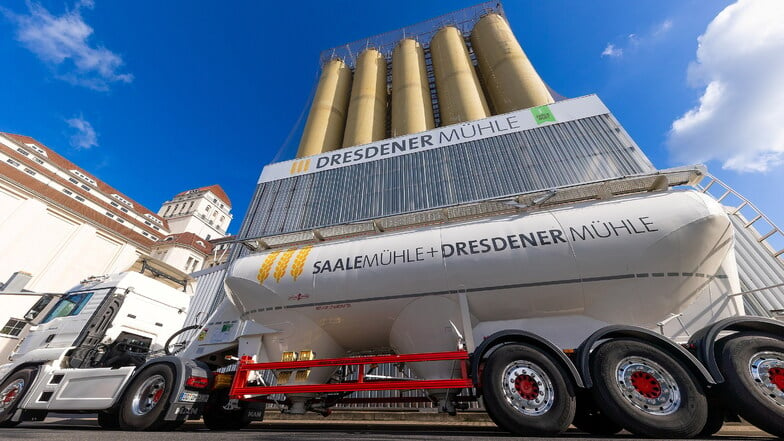 Auf den Lieferwagen steht auch "Saalemühle", denn die Betriebe in Dresden und Alsleben arbeiten im Mühlenkonzern Bindewald und Gutting eng zusammen.