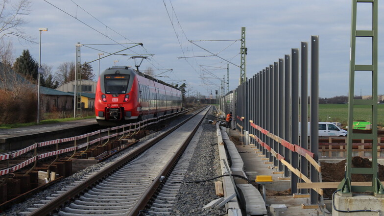 Anfang 2023 fanden in Glaubitz Gleisbauarbeiten statt. Nach einer Pause ist ab Mitte Januar das zweite Gleis an der Reihe.