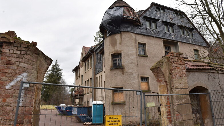 Am ehemaligen Kreispflegeheim Freital-Saalhausen haben Sicherungsarbeiten begonnen.