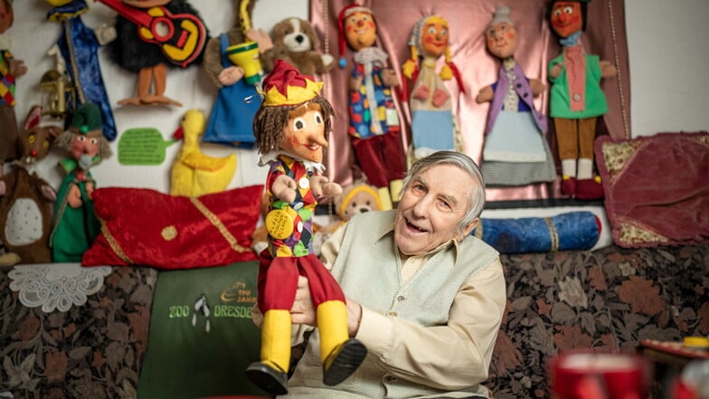 „Dreimal Schnibbeldibabb“: Stefan Flinner hat seine Kasperkarriere im Dresdner Zoo nach über drei Jahrzehnten beendet. Die Puppen zieren vorerst sein Wohnzimmer.