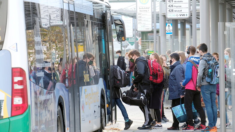 Schüler steigen in einen Schulbus am Meißner Busbahnhof. Hier hatte ein 63-Jähriger mehrere Grundschüler rassistisch beleidigt.