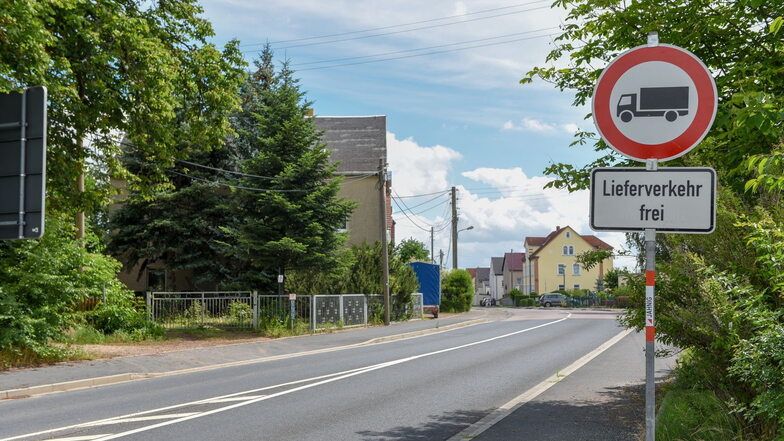 Wie hier in Deutschenbora bei Nossen, gilt auch in Siebenlehn an der A4 ein Durchfahrtsverbot für Lkw. Dies kontrollierten Beamte am Donnerstagabend.