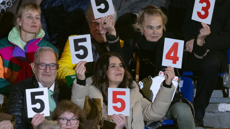Anett Pötzsch-Rauschenbach (von unten), die zweifache Olympiasiegerin Katarina Witt, Olympiasiegerin und Ex-Weltmeisterin Gabriele Seyfert präsentieren in der Eishalle in Chemnitz Wertungsnoten beim Kreativwettbewerb.