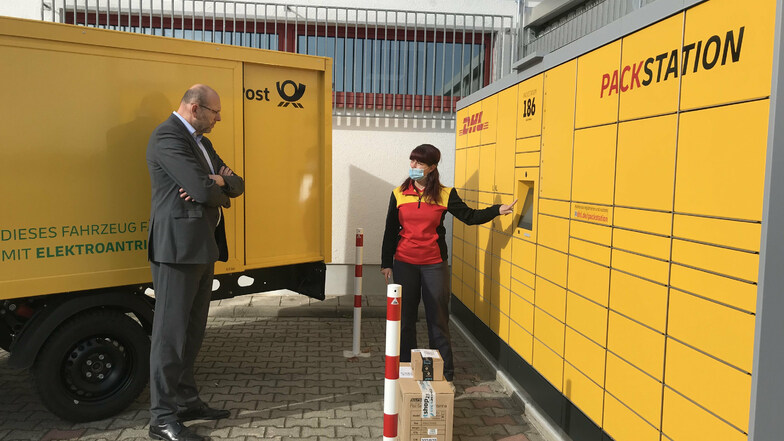 OB Olaf Raschke nahm am Donnerstag die neue Paketstation in der Rosa-Luxemburg-Straße in Augenschein.