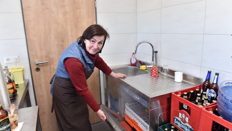 Anzhela Szulczyk, die in der Baude mitarbeitet, freut sich, dass es endlich fließendes Wasser in der Küche gibt.