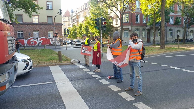 Klimaschützer bei ihrer Aktion auf der Hansastraße.