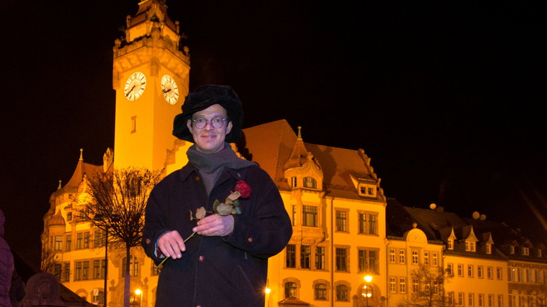René Michael Röder hatte am Montag zum Gedankenaustausch auf dem Waldheimer Markt eingeladen. Eine Woche davor hatte er Rosen verteilt.