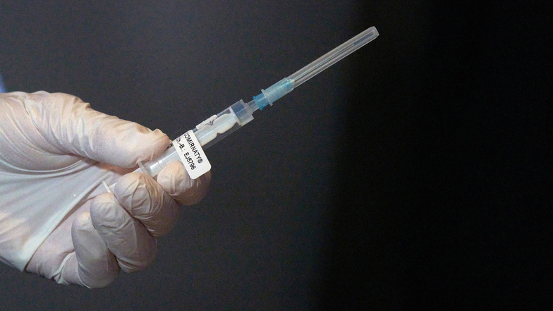 Eine Dresdner Ärztin steht im Verdacht, mehrere Dosen von Biontech-Impfstoff gestohlen zu haben.