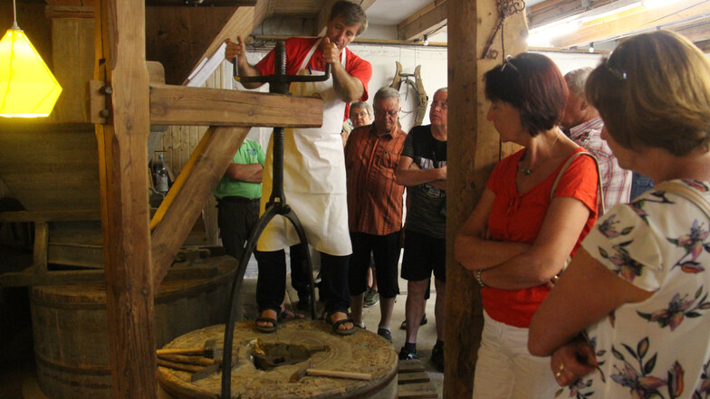 Beim Mühlentag zeigte Heiko Vogel, der Inhaber der gleichnamigen Mühle in Baruth, was sich in letzter Zeit getan hat. Foto: Carmen Schumann