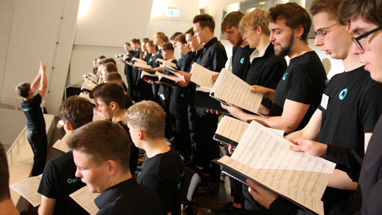 Ein Chor, dessen Leiter Max Röber über fehlenden Nachwuchs nicht klagen kann: der Chor des Heidenauer Gymnasiums.