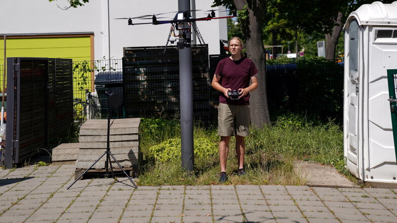 Maercker steuert die Drohne über der Kindertageseinrichtung Kiwi.