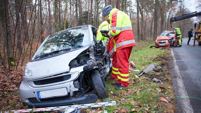 Mitarbeiter der Verkehrsunfallforschung der TU Dresden untersuchen den Unfallhergang.