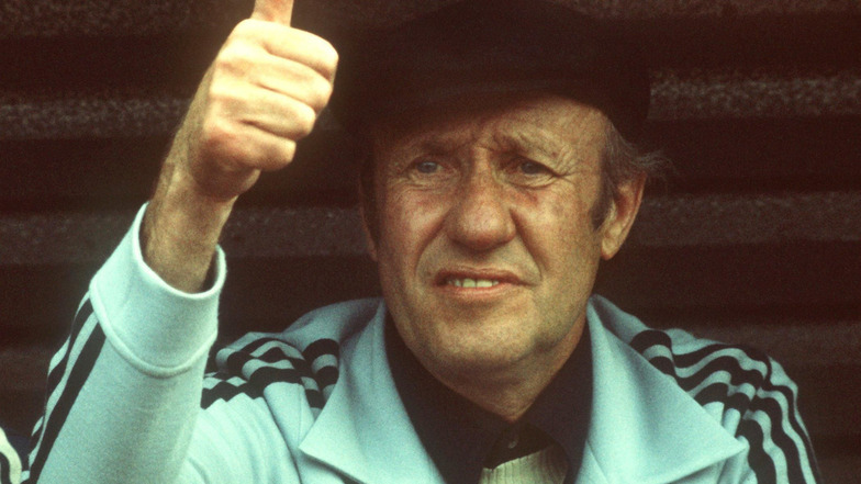 Als der "Mann mit der Mütze" wird Helmut Schön bekannt, und als der Bundestrainer seinen Hut nimmt, singt ihm Udo Jürgens ein Lied.