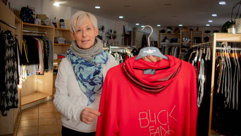 Das Weihnachtsgeschäft läuft schlecht, sagt Sylvia Wachtel in ihrem Bekleidungsgeschäft in Altkötzschenbroda.