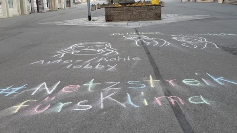 Auf der Bautzner Straße in Zittau hat die Ortsgruppe von "Fridays for Future" mit Kreide ihre Botschaft sichtbar gemacht: Den Aufruf zum Netzstreik fürs Klima.