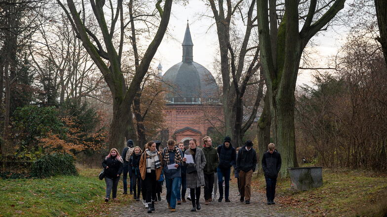 Griechische und deutsche Schüler auf dem Weg zu den griechischen Gräbern auf dem Nikolaifriedhof in Görlitz.