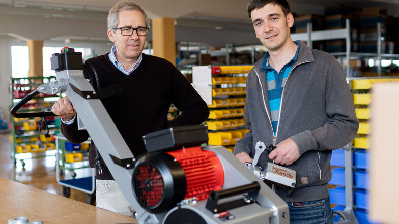 Friedrich Kirchner (links), Firmeninhaber und kaufmännischer Geschäftsführer, und Markus Dietze, designierter technischer Geschäftsführer der Firma FG Maschinenbau Bischofswerda, zeigen hier eine Parkettschleifmaschine.
