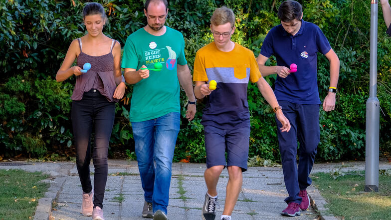 Martin Wengenmayr (Grüne) (2.v.l.) und Berthold Pursche (FDP) (re.) mit Jugendlichen beim Eierlaufen zur U-18-Wahlparty im Weißen Haus.