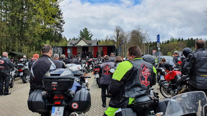 Einen Motorradgottesdienst, organisiert von der Gemeinschaft Christlicher Motorradfahrer Sachsen e. V. (Foto nahe Marienberg im Erzgebirge) wird es in gut zwei Wochen am Sonntag auch in Radeburg geben.
