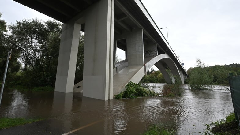 Nach extremen Regenfällen ist der Pegel der Moldau in Prag stark angestiegen.