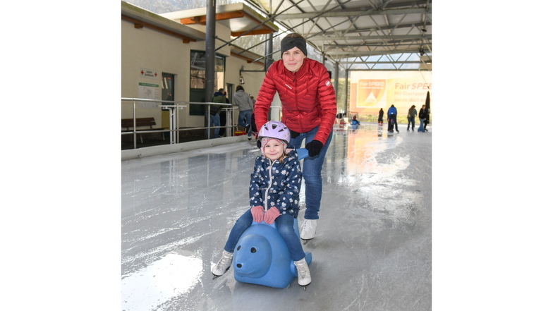 Franziska Obborius und Tochter Lara aus der Nähe von Frankfurt waren auf Besuch im Erzgebirge und ergriffen die letzte Chance, noch einmal das Eis unsicher zu machen.