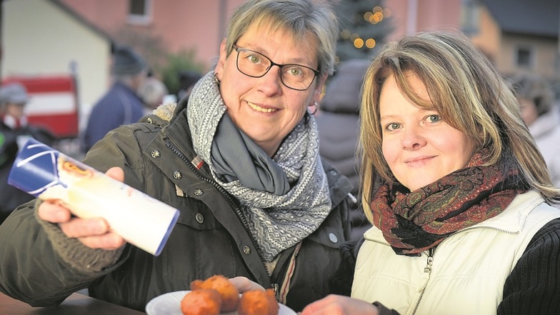 In Limmritz verwöhnten Sibylle Gierschner und Annett Pönitz die Gäste mit frischen
Quarkspitzen. Foto: André Braun
