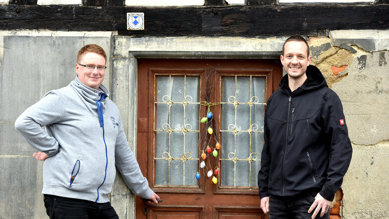 Vereinsvorsitzender Henry Stuff (links) und Vereinsmitglied Bert Salomo vor der wieder frei gelegten Eingangstür der alten Lotte.