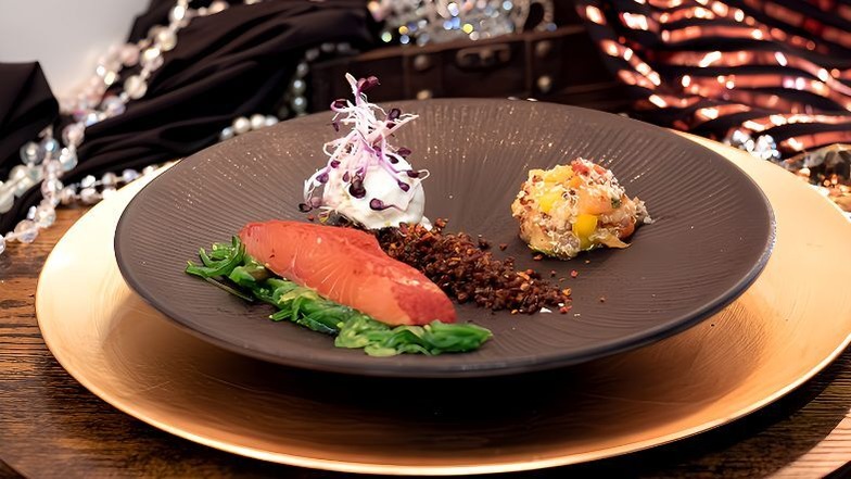 Freuen Sie sich auf den Auftakt Ihres kulinarischen Erlebnisses: Ikarimi Räucherlachs auf Wakame mit Wasabi-Dip, begleitet von Gurken-Wacholder-Eis, Rote Bete Sprossen, Pumpernickelerde und Quinoa-Salat. Eine harmonische Kombination von Aromen und Texture