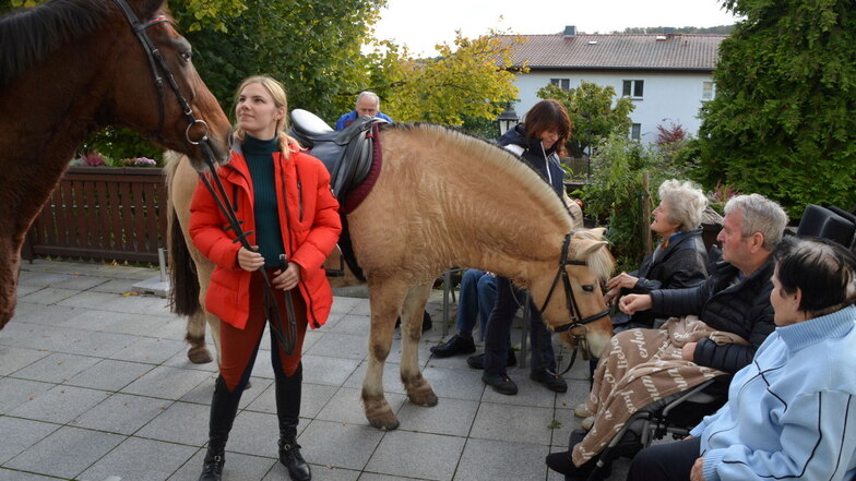 Auf Tuchfühlung: Die Tagesgäste der Pflegeeinrichtung in Königshain freuen sich über die beiden Pferde.