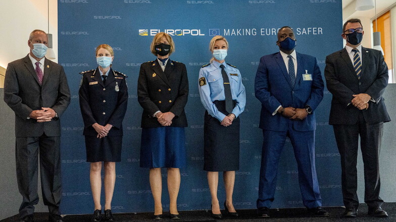 Mitglieder von Europol bei der Pressekonferenz über die bisher größte internationale Aktion von Polizei und Justiz gegen die organisierte Kriminalität.