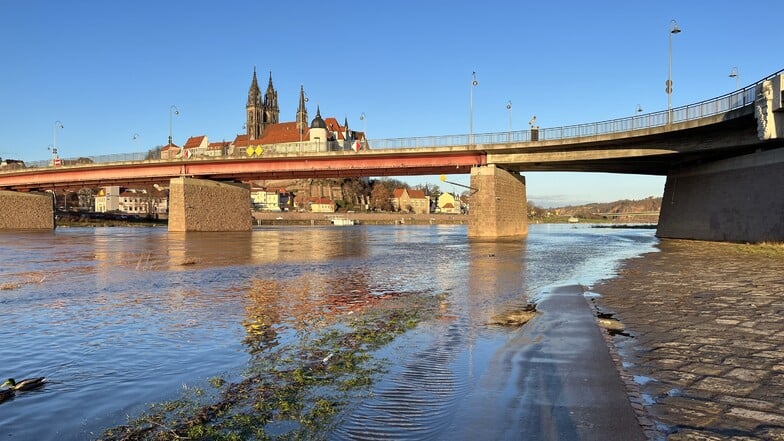 Die Wassermassen der Elbe reichen bis an das äußere Mauerwerk der Meißner Altstadtbrücke heran.