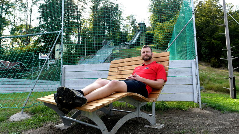 Marcel Heinrich auf einem der neuen Waldsofas. Der Vereinsvorstand des TSV 1861 Spitzkunnersdorf hat mit seinen Mitstreitern auf dem Gelände für einige Verbesserungen gesorgt.