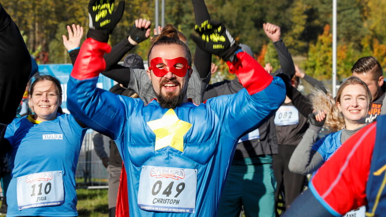 Einige der 300 Teilnehmer am SuperHeroRun am Wochenende am Berzdorfer See starteten verkleidet als Superman.