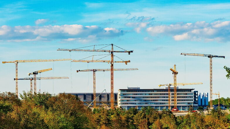 Zehn Turmdrehkräne gehören zur Erweiterung der Mikrochipfabrik von Infineon Dresden. In diesem Jahr wächst Sachsens Wirtschaft laut Ifo-Institut um 0,4 Prozent.